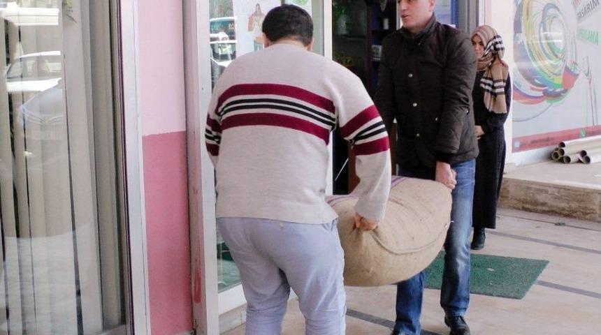 Afrin&rsquo;deki Mehmet&ccedil;iğe Fındık G&ouml;nderdiler