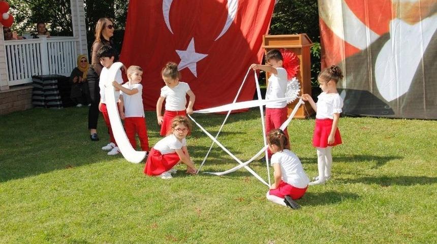 Minikler H&uuml;nerlerini Aileleri İ&ccedil;in Sergiledi