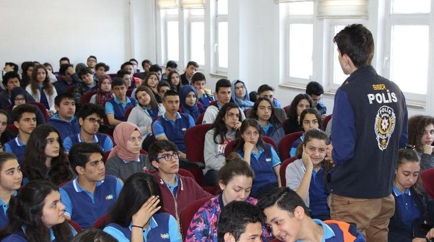 Polisten &Ouml;ğrencilere &lsquo;mavi Balina&rsquo; Uyarısı