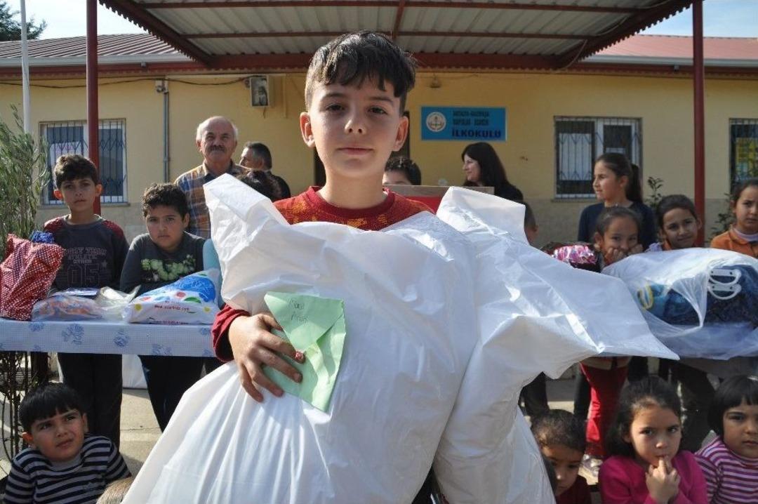 İlkokul &Ouml;ğrencisinden Mehmet&ccedil;iğe Duygulandıran Hediye