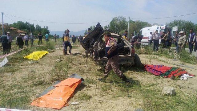 Konya’nın Akşehir İlçesine Bağlı Ortaköy Mahallesi Yakınlarında Meydana Gelen Trafik Kazasında İlk Belirlemelere Göre 4 Kişi Hayatını Kaybetti.