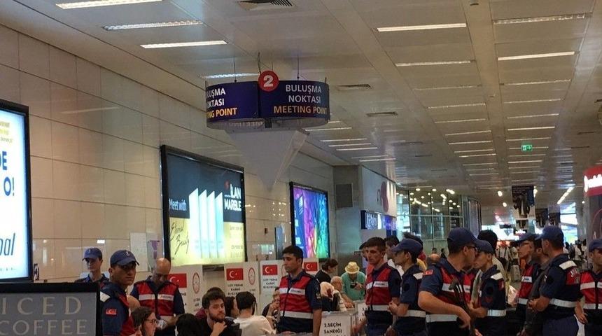 Yurt Dışı Se&ccedil;men K&uuml;t&uuml;ğ&uuml;ne Kayıtlı Mahkumlar Atat&uuml;rk Havalimanı&rsquo;nda Oy Kullandı