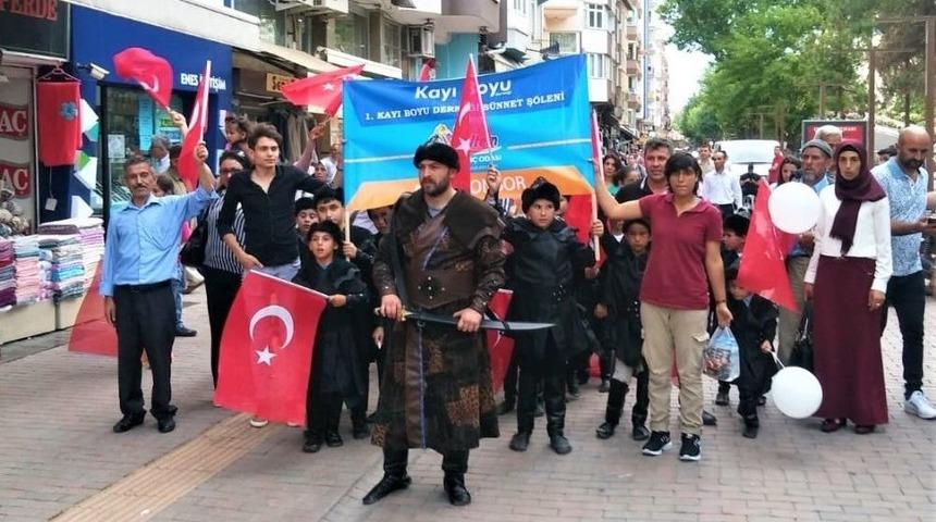 Sünnet Çocukları Alp Kıyafetleri İle Yürüdü