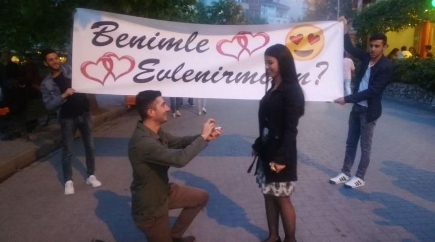 Gen&ccedil; Aşıktan S&uuml;rpriz Evlenme Teklifi