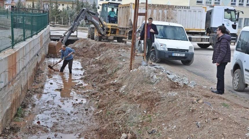 G&ouml;lbaşı İl&ccedil;esinde Su Kanalları Temizleniyor