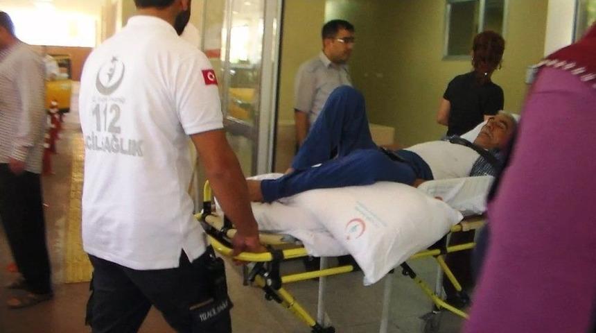 Ayağı Otomobilin Kapısına Sıkışınca Hastanelik Oldu