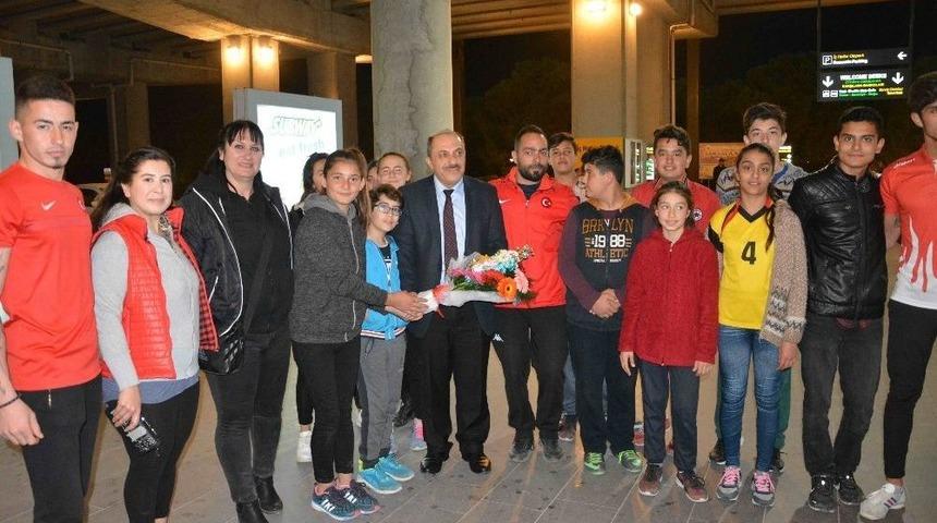 Dalamanlı Sporcular Başkanlarını &Ccedil;i&ccedil;eklerle Karşıladı