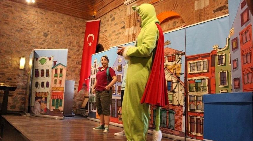 Tiyatro Oyunu İle Geri D&ouml;n&uuml;ş&uuml;me Dikkat &Ccedil;ektiler