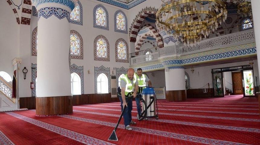 Kartepe&rsquo;de Ramazan Hazırlıkları Camilerde Başladı