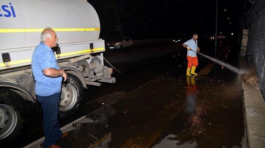 Caddeler Ve Kaldırımlar Tazyikli Su İle Yıkanıyor