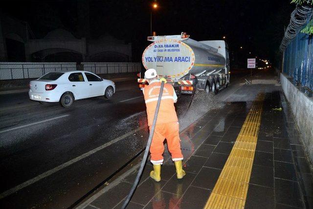 Caddeler Ve Kaldırımlar Tazyikli Su İle Yıkanıyor