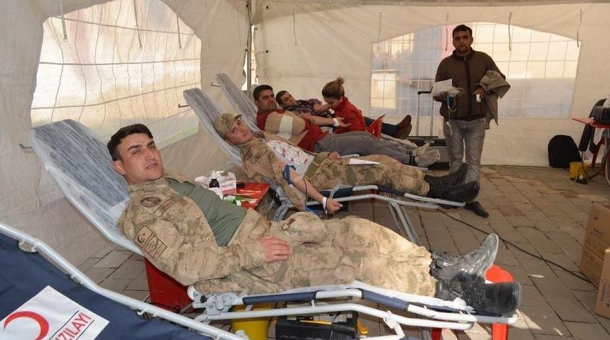 Askerden Afrin&rsquo;deki Mehmet&ccedil;iğe Kan Bağışı