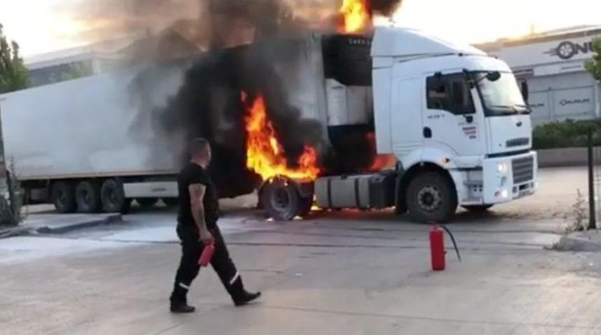 Park Halindeki Tır Alev Alev Yandı