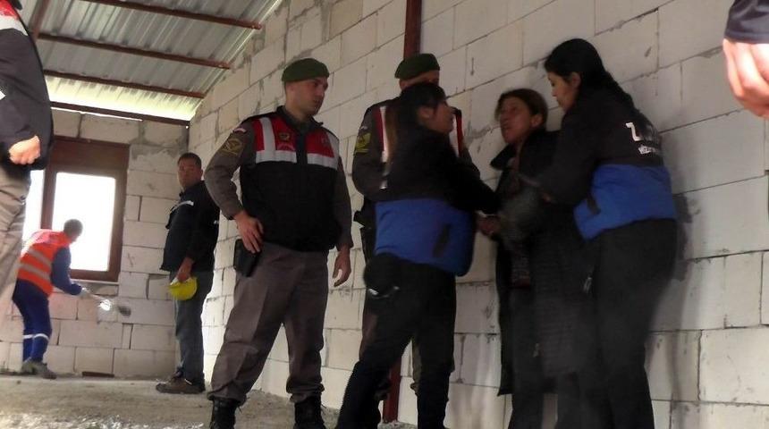 Kemer&rsquo;de Ruhsatsız Evler Yıkılıyor