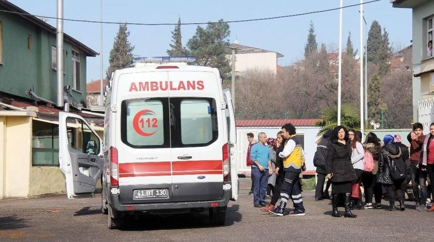 (&ouml;zel) Meslek Lisesinde Yapılan Boya, 17 &Ouml;ğrenciyi Hastanelik Etti