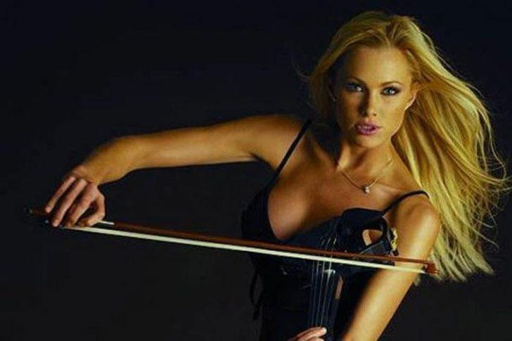 En seksi kemancı: Charlotte G1