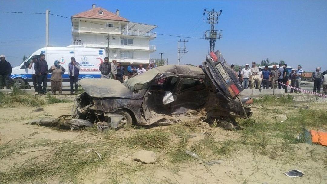 Hafif Ticari Ara&ccedil; İle Otomobil &Ccedil;arpıştı: 4 &Ouml;l&uuml;, 2 Yaralı