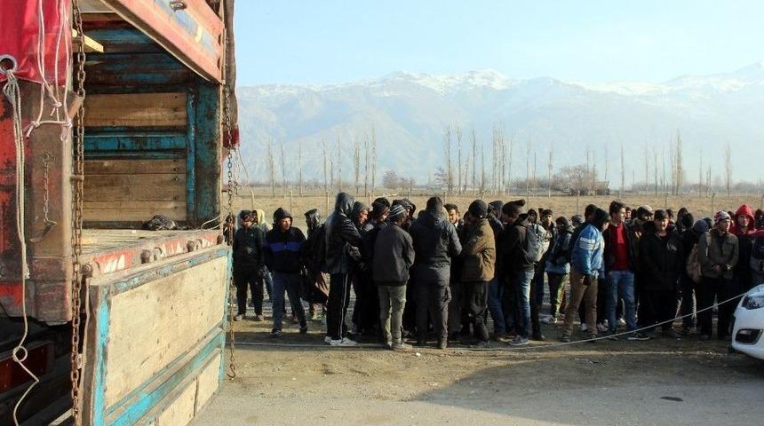 Erzincan&rsquo;da 10 G&uuml;nde 322 Ka&ccedil;ak G&ouml;&ccedil;men Yakalandı