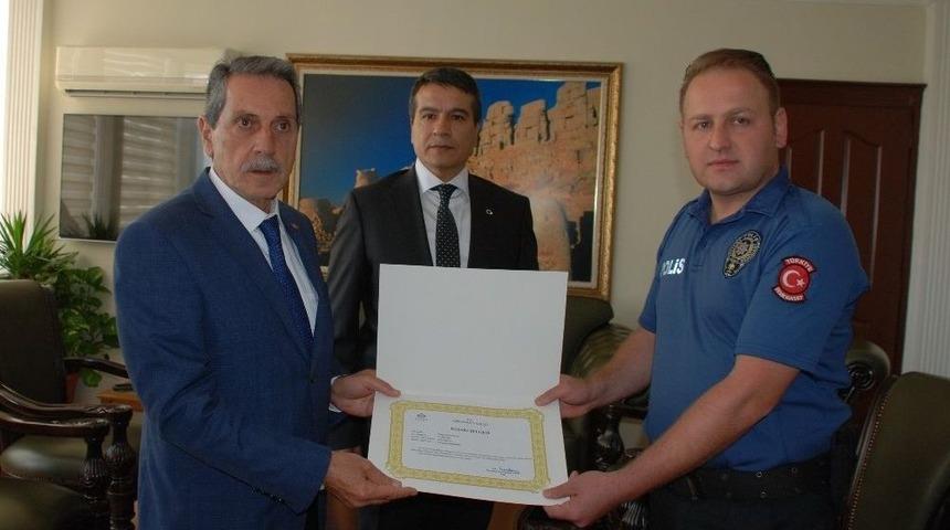 Kuşa Kalp Masajı Yapan İyi Kalpli Polise &Uuml;st&uuml;n Başarı Belgesi