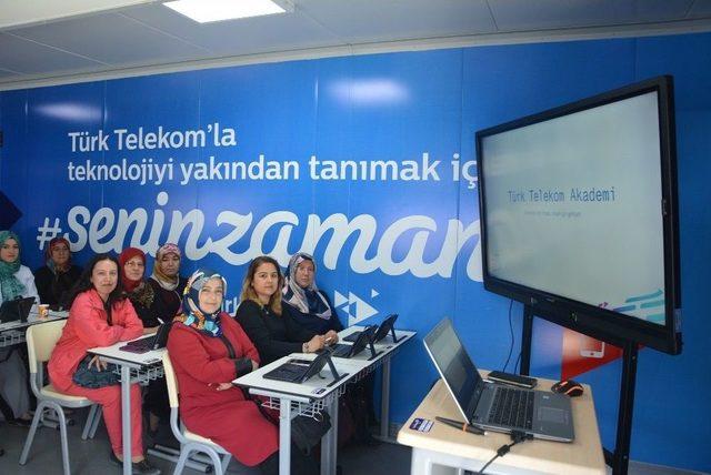 Türk Telekom’dan Korkutelili Kadınlara Teknoloji Eğitimi