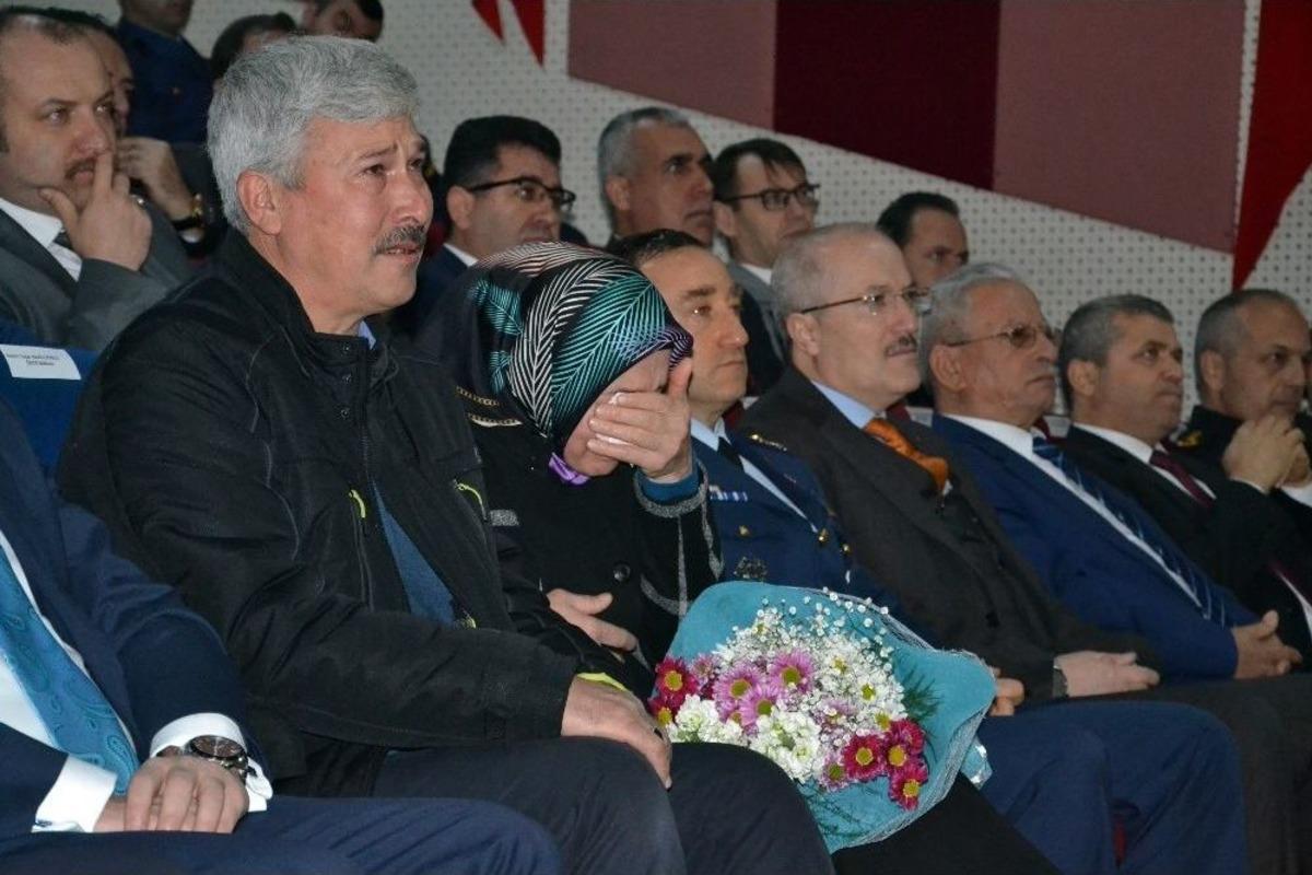 K&uuml;t&uuml;phaneye Şehit Oğlunun Adı Verilen Aile G&ouml;zyaşlarına Boğuldu