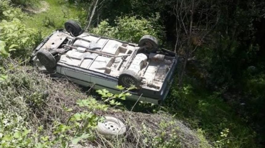 Yoldan &Ccedil;ıkan Otomobil, Şarampole Devrildi: 2 Yaralı