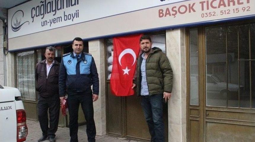 Pınarbaşı Belediyesi Esnafa T&uuml;rk Bayrağı Dağıttı