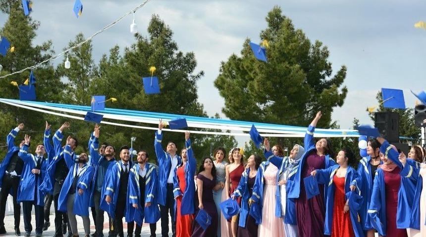 G&uuml;lnar&rsquo;da &Uuml;niversite &Ouml;ğrencilerinin Mezuniyet Coşkusu