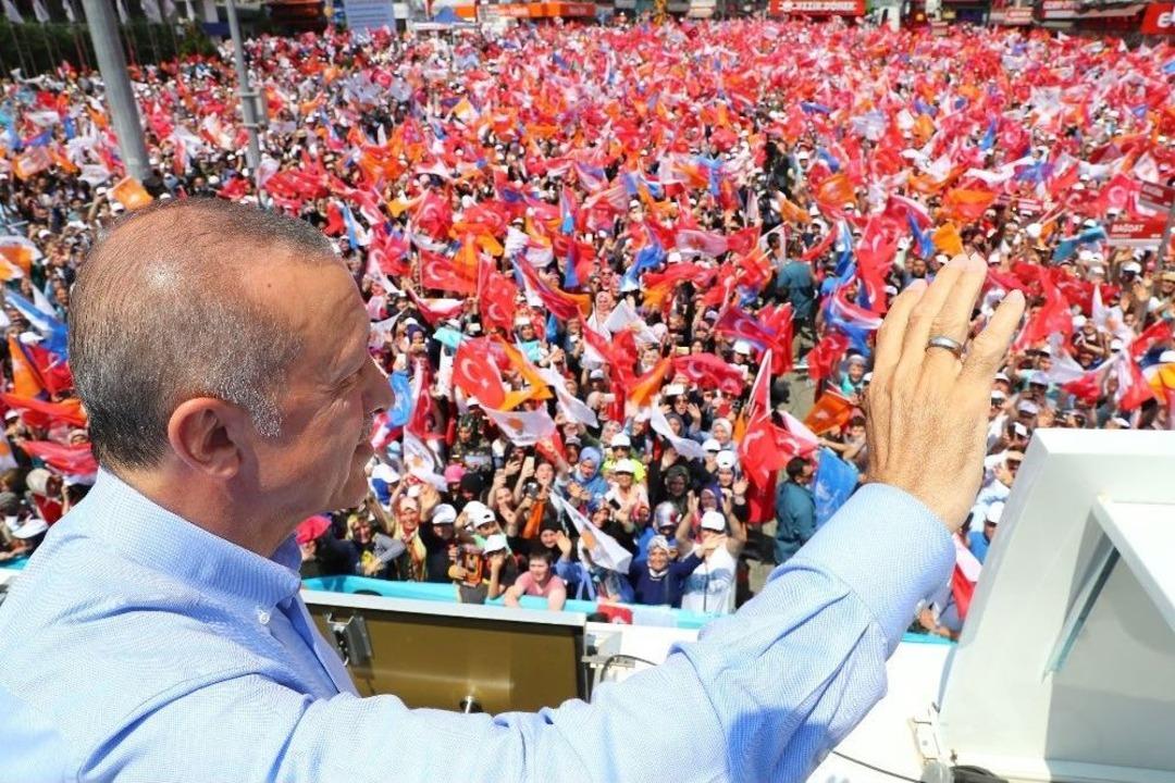 Cumhurbaşkanı Erdoğan: "hdp G&uuml;neydoğu&rsquo;da Partimizin İl Ve İl&ccedil;e Başkanlarını Tehdide Başladılar. Telefonla Tehdit Ediyorlar. Ulan Terbiyesiz Sıkıysa Gel Şehir Merkezine"
