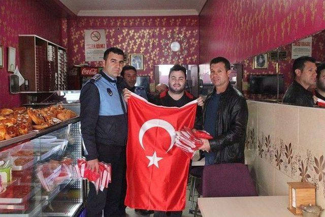 Pınarbaşı Belediyesi Esnafa T&uuml;rk Bayrağı Dağıttı 1