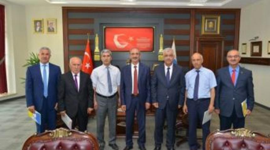 Rekt&ouml;r Karakaya&rsquo;dan G&ouml;revde 35 Yılını Dolduran Personele Teşekk&uuml;r Belgesi