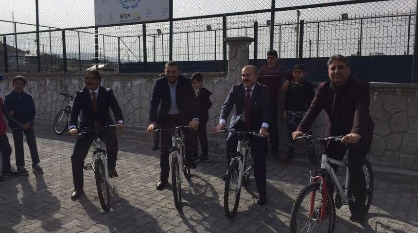 &Ccedil;at&rsquo;ta Başarılı &Ouml;ğrencilere Bisiklet Hediye Edildi