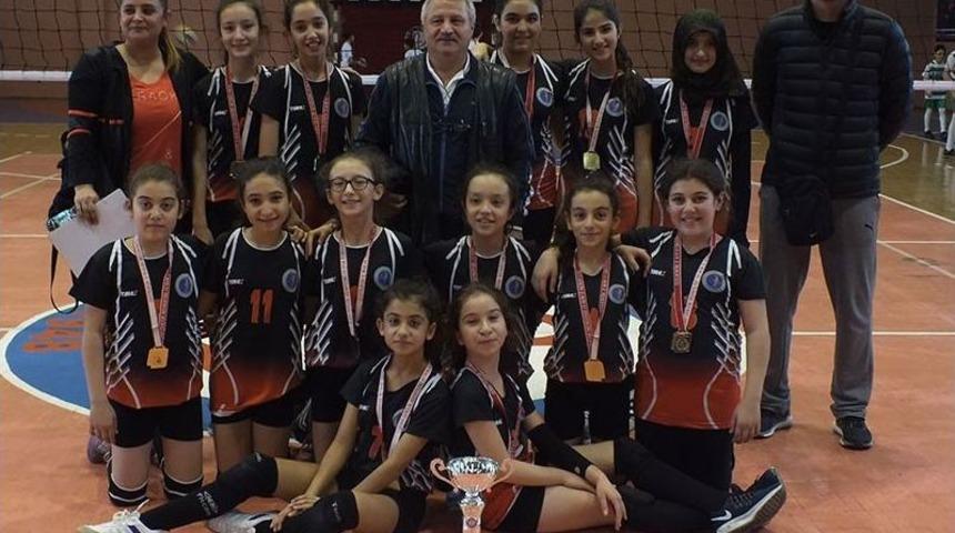 Gazipaşa Ortaokulu K&uuml;&ccedil;&uuml;k Kızlar Voleybol Takımı İl Şampiyonu Oldu
