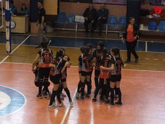 Gazipaşa Ortaokulu Küçük Kızlar Voleybol Takımı İl Şampiyonu Oldu