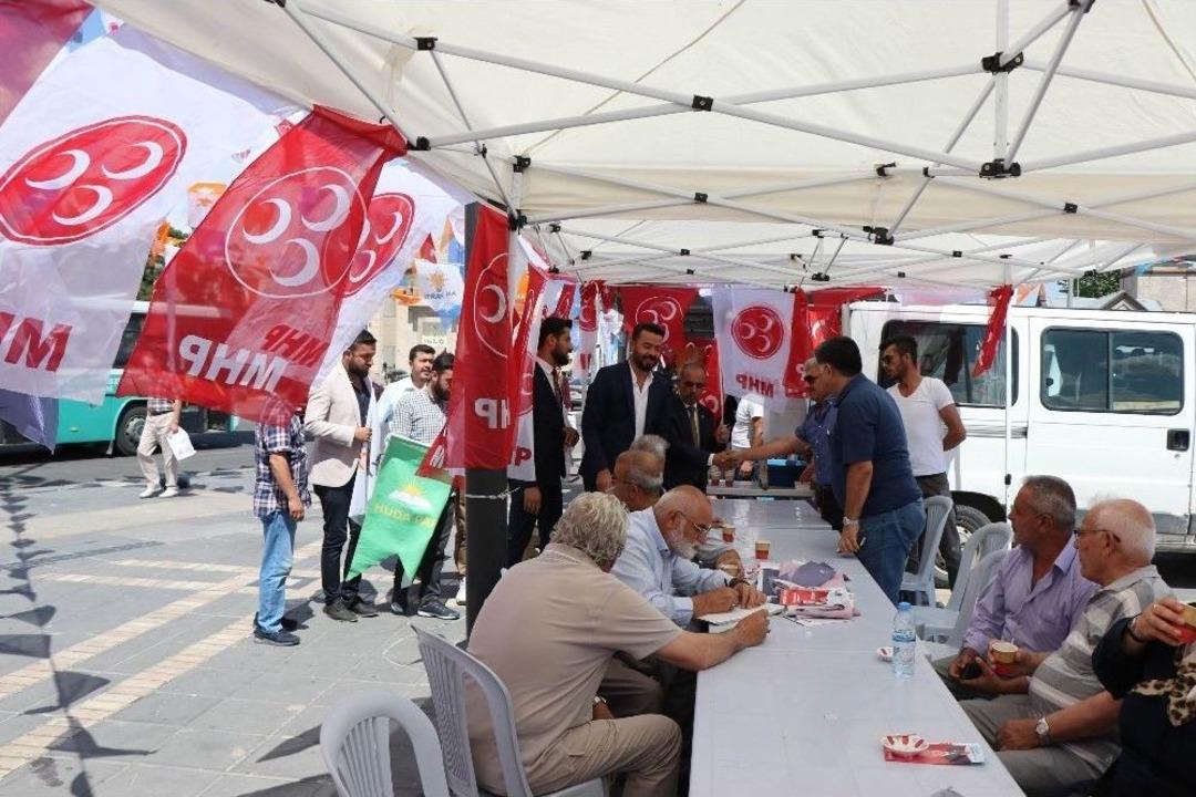 7 Parti Temsilcisi Birleşti, Parti Stantlarını Gezdi