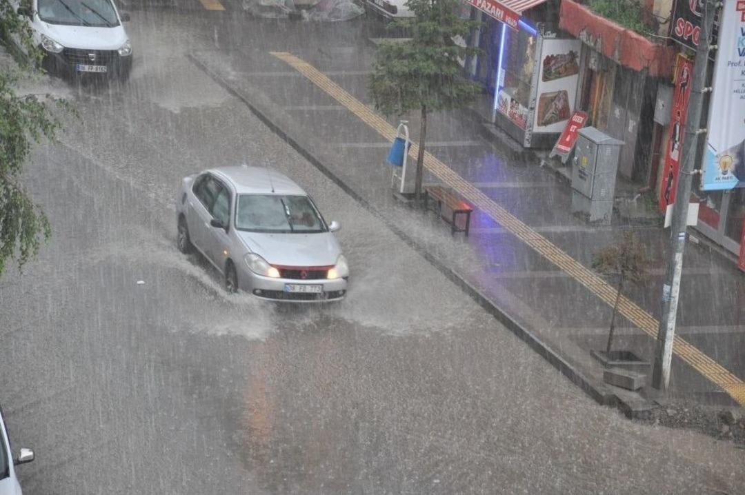 Kars&rsquo;ta Sağanak Yağış Caddeleri Sular Altında Bıraktı