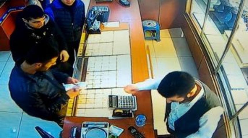 Başkent&rsquo;te &Ccedil;aldıkları Altınları Kuyumcuya Satan 4 Kişi Yakalandı