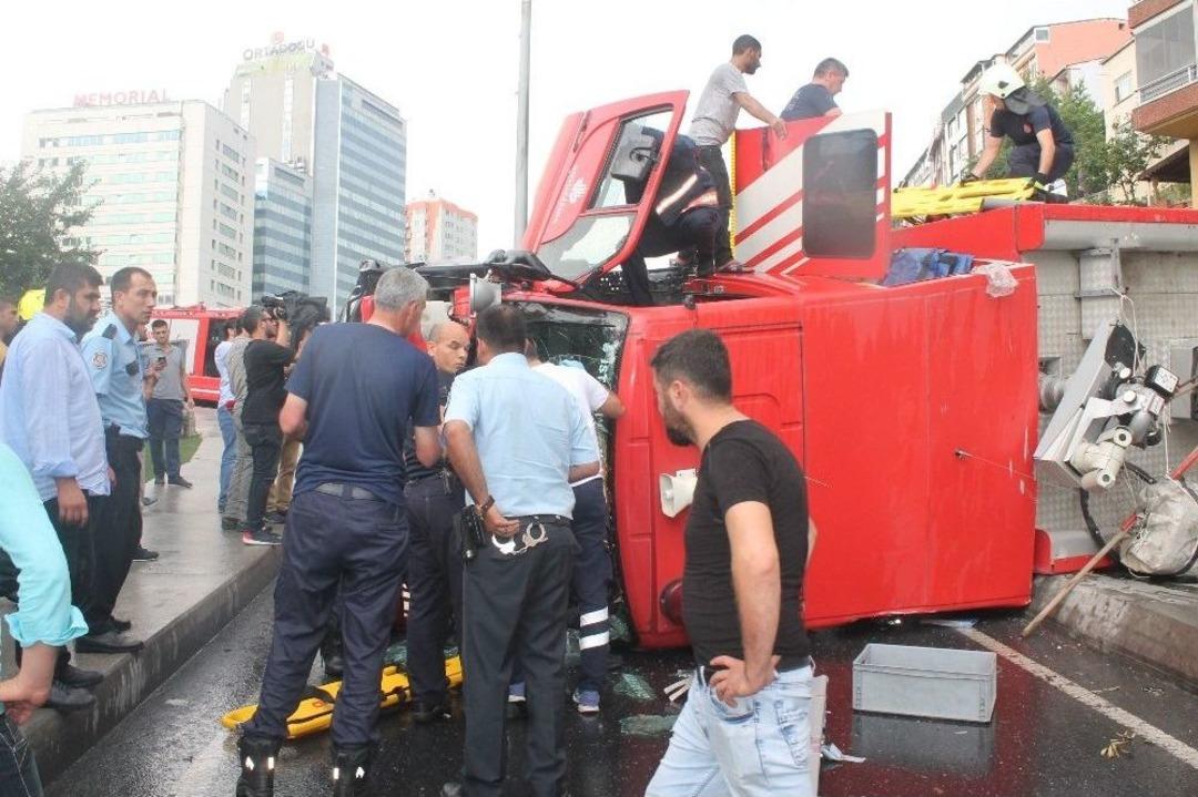 Şişli&rsquo;de G&ouml;reve Giden İtfaiye Aracı Devrildi: 3 Yaralı