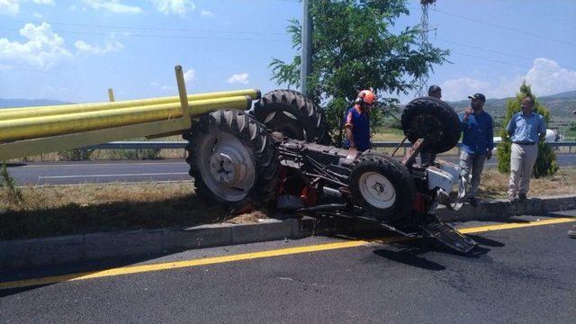 Traktör Devrildi, Sıkışan Sürücü Kurtarıldı