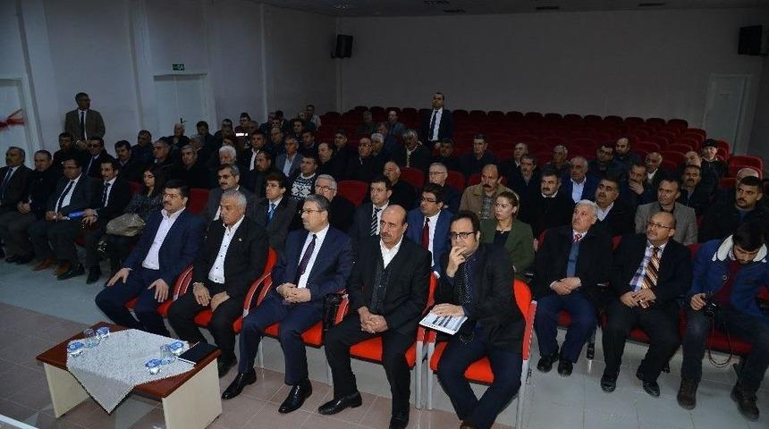 Vali Şent&uuml;rk, Mucur İl&ccedil;esinde D&uuml;zenlenen Toplantıda Muhtarlarla Bir Araya Geldi.