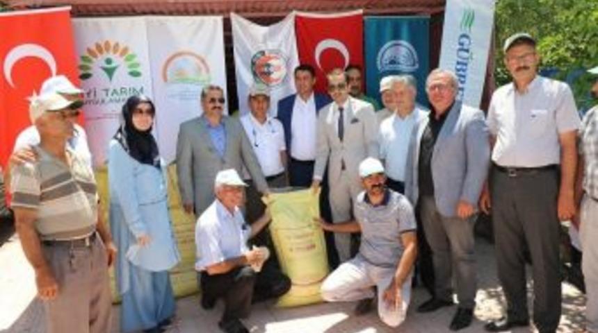 Badem Üreticilerine Gübre Dağıtımı Yapıldı