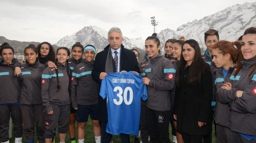 Hakkarili Kadın Sporculara Malzeme Desteği