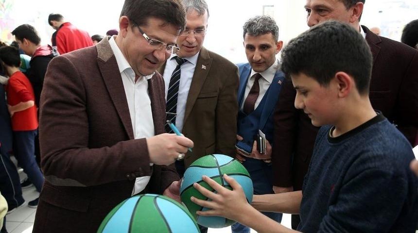 Merkezefendi&rsquo;de Basketbol Topu Dağıtımı S&uuml;r&uuml;yor