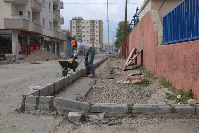 Silopi’de Kaldırım Çalışmaları Devam Ediyor