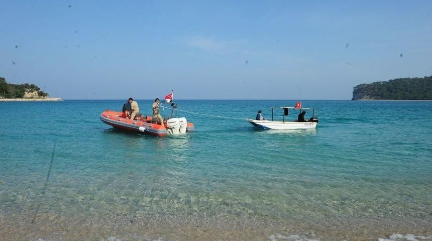 Amat&ouml;r Balık&ccedil;ıların Teknesi Batma Tehlikesi Ge&ccedil;irdi