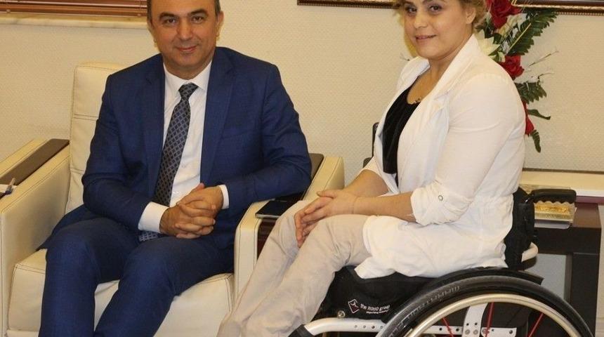 Engelleri Halterle Kaldırıyor