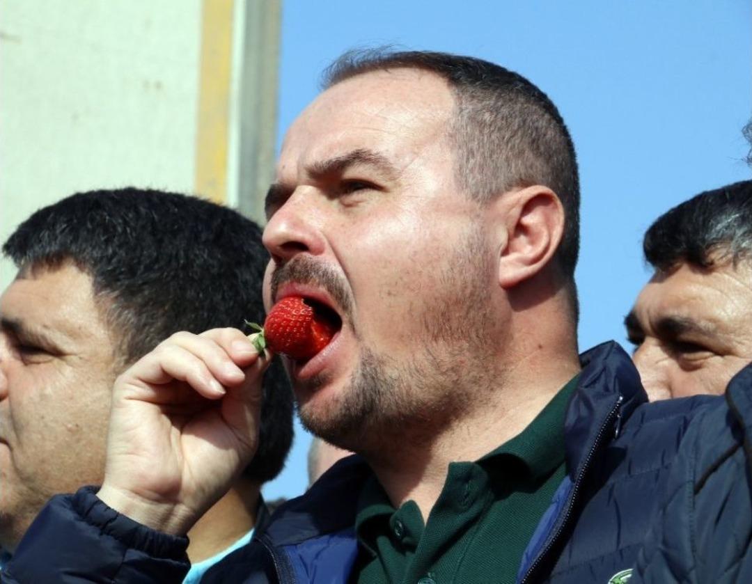 Antalyalı &Ccedil;ift&ccedil;iler &rsquo;hormon&rsquo; İddialarına Meyve Sebzeyi Yıkamadan Yiyerek Tepki G&ouml;sterdi