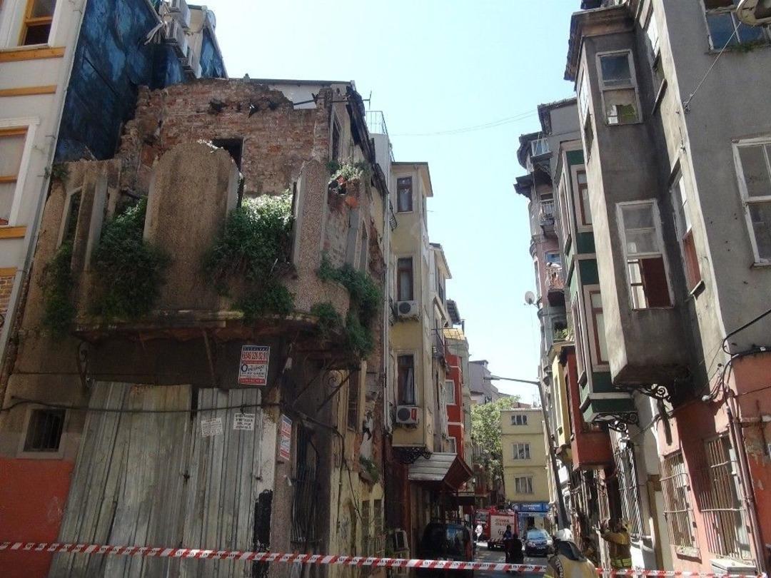 Beyoğlu&rsquo;nda Metruk Binada G&ouml;&ccedil;&uuml;k