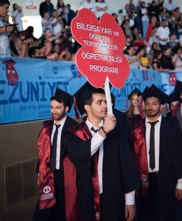 Anadolu Üniversitesi, Mezuniyet Törenlerinin Kapanışını Eğitim Fakültesi İle Yaptı