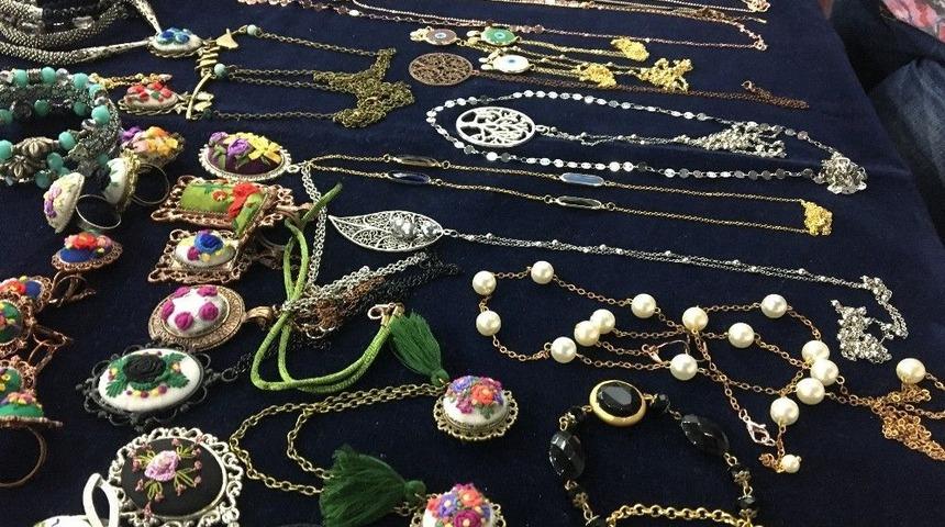 Kadınlar El Emeği G&ouml;z Nuru &Uuml;r&uuml;nlerini Meraklılarına Sundu